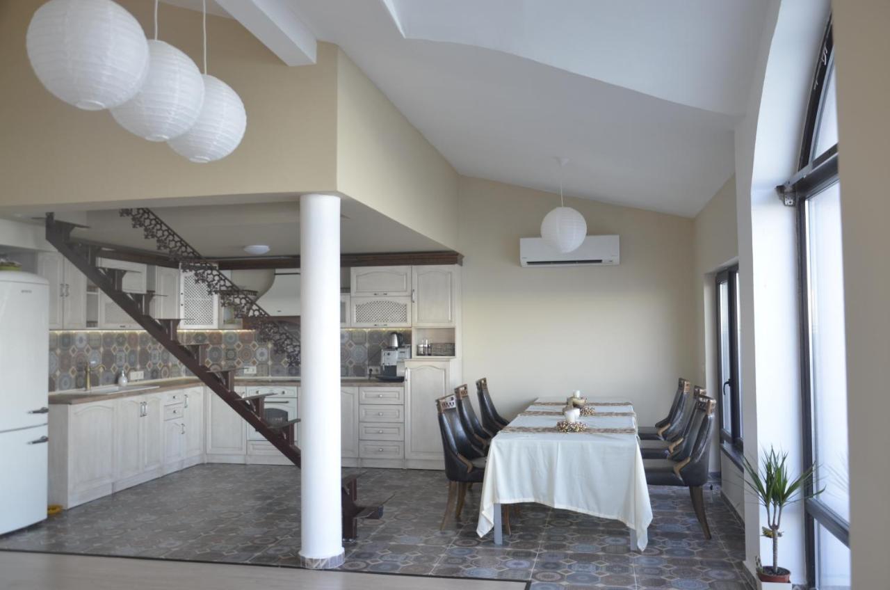 Ashram Hotel Primorsko Bagian luar foto