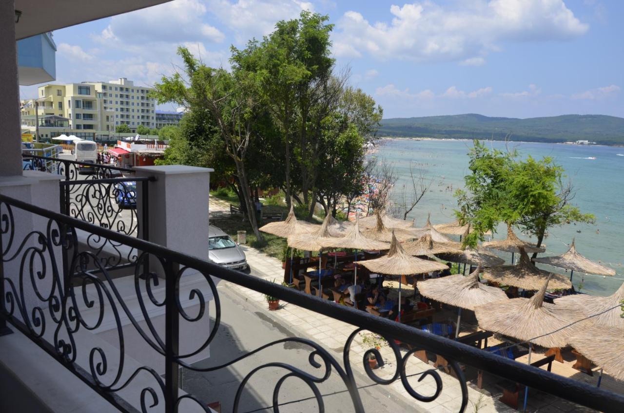 Ashram Hotel Primorsko Bagian luar foto