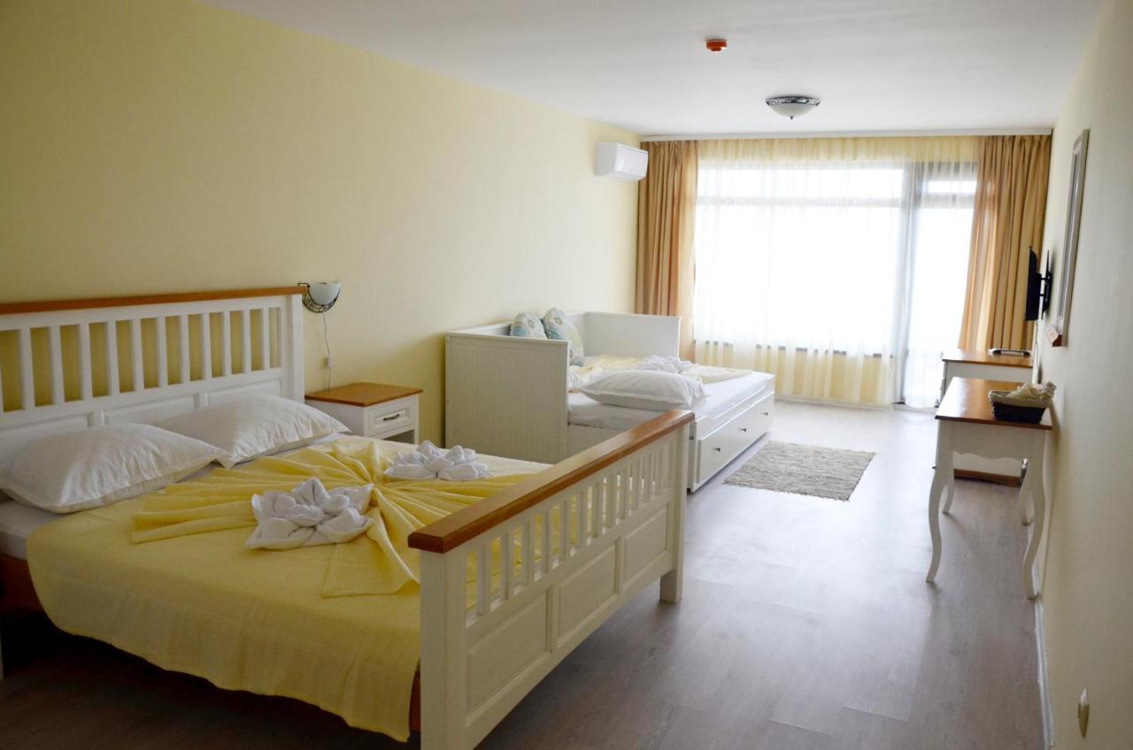 Ashram Hotel Primorsko Bagian luar foto