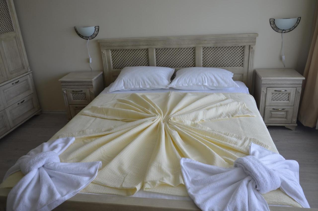 Ashram Hotel Primorsko Bagian luar foto