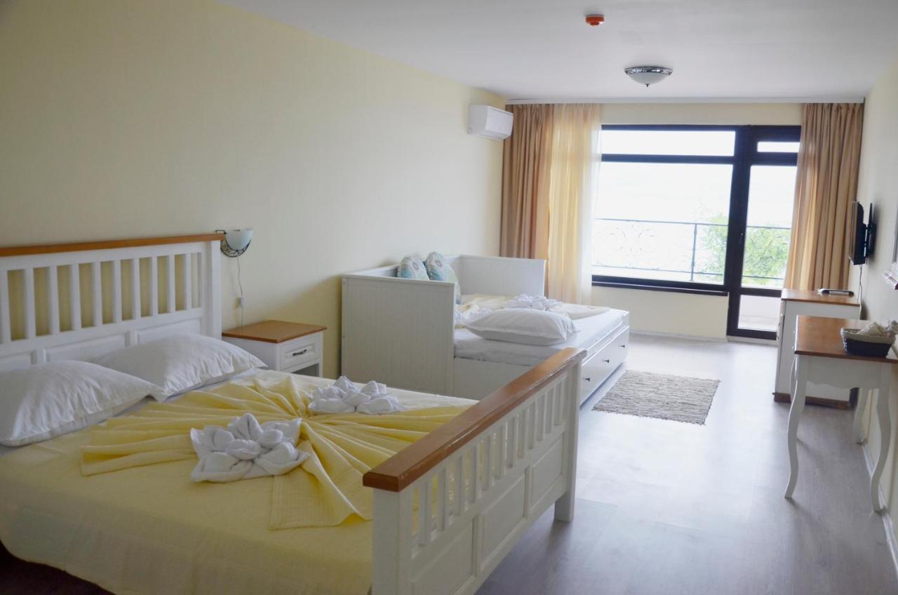 Ashram Hotel Primorsko Bagian luar foto