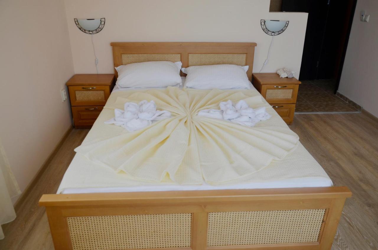Ashram Hotel Primorsko Bagian luar foto