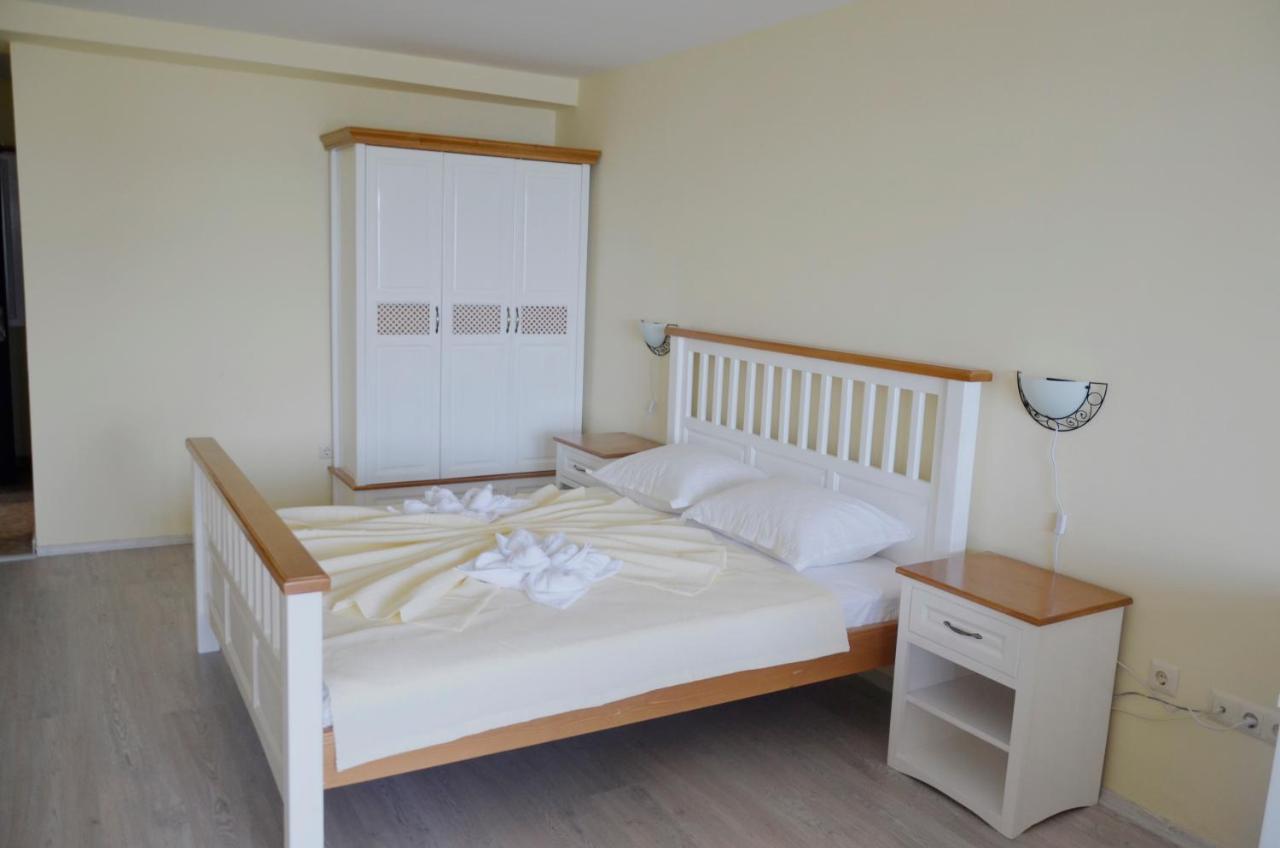 Ashram Hotel Primorsko Bagian luar foto