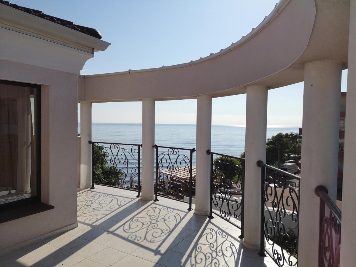 Ashram Hotel Primorsko Bagian luar foto