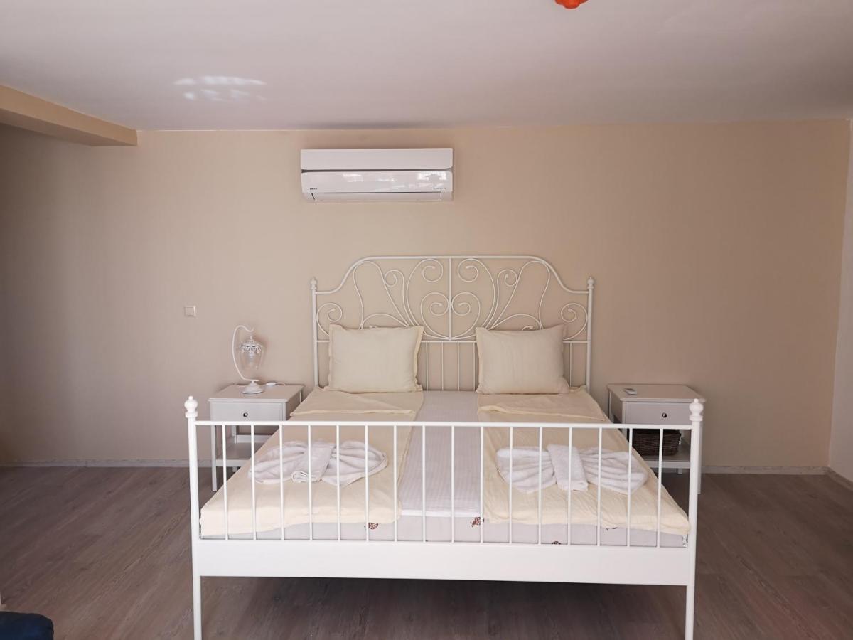 Ashram Hotel Primorsko Bagian luar foto