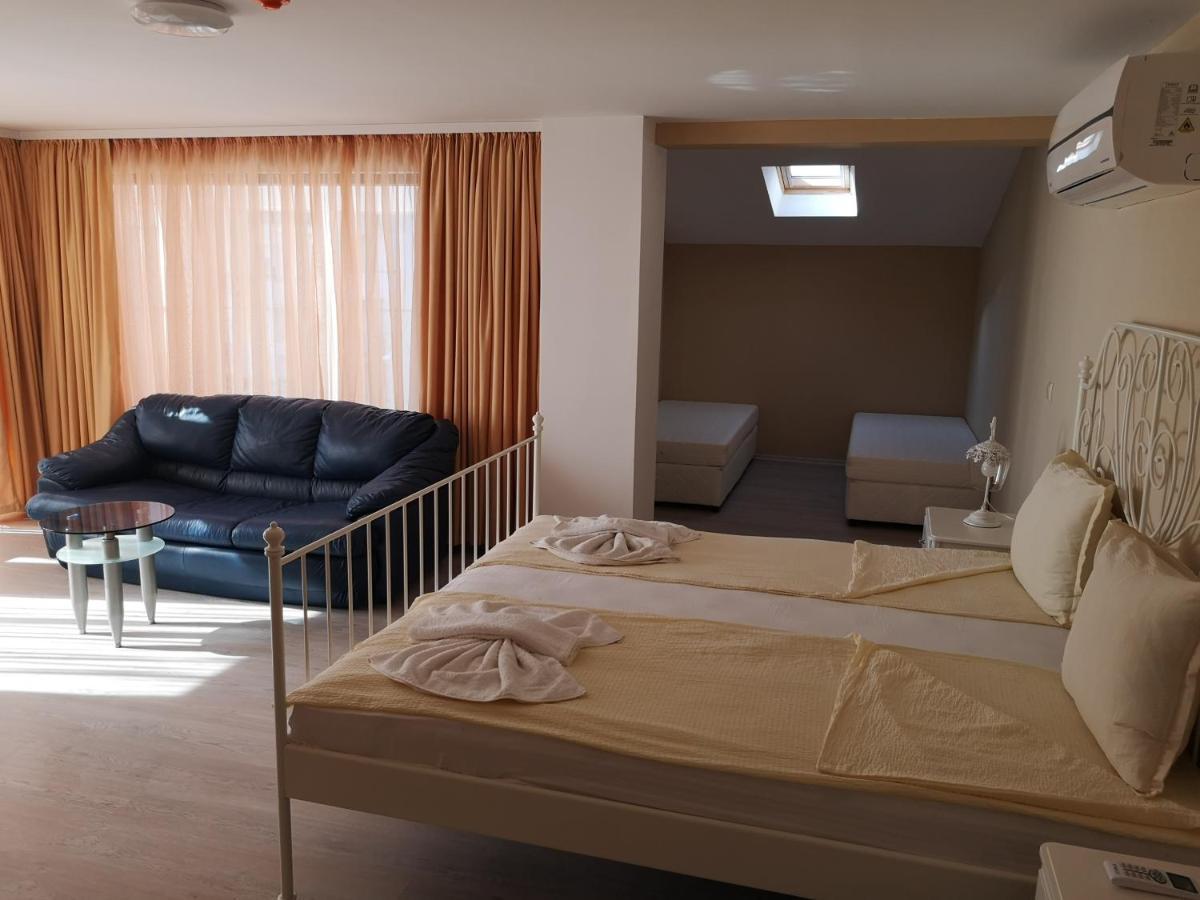 Ashram Hotel Primorsko Bagian luar foto